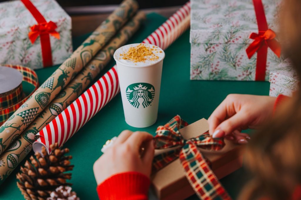 Užijte si kouzelné sváteční chvíle s novým Caramel Waffle Latte a ikonickými vánočními nápoji ve Starbucks