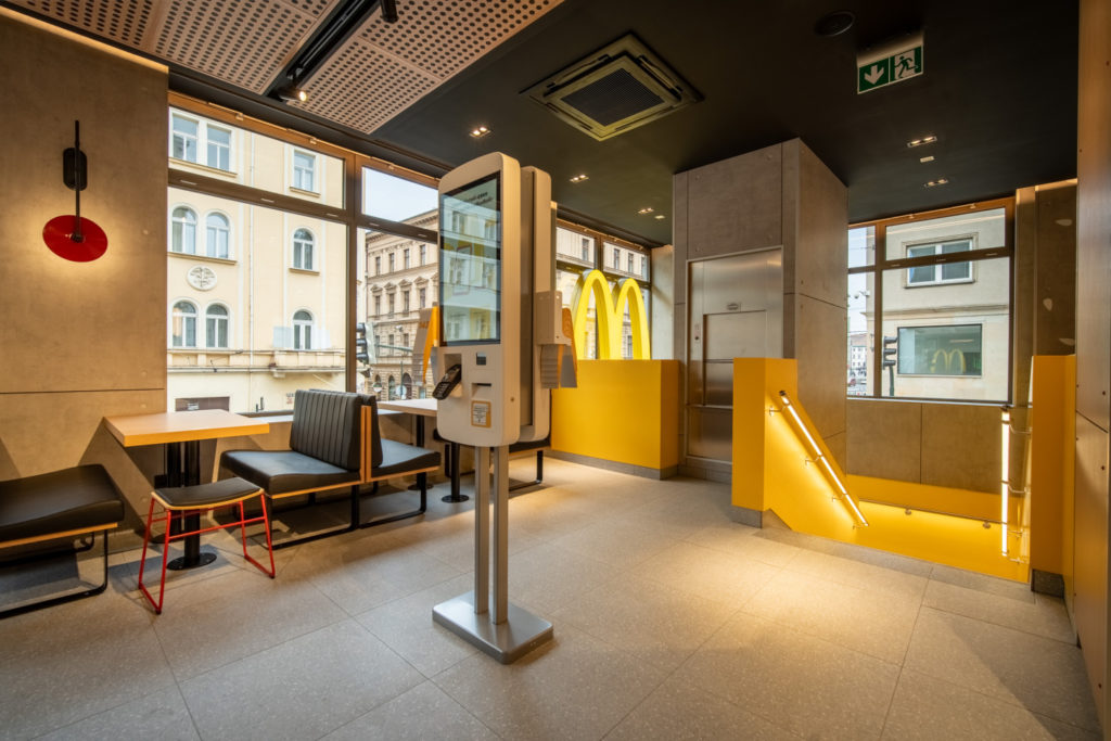 Na Pražských Příkopech na rohu ulic Dlouhá a Revoluční se otevřela jíž 121. restaurace McDonald’s