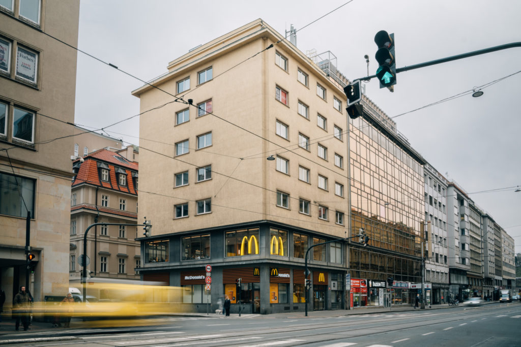 Na Pražských Příkopech na rohu ulic Dlouhá a Revoluční se otevřela jíž 121. restaurace McDonald’s