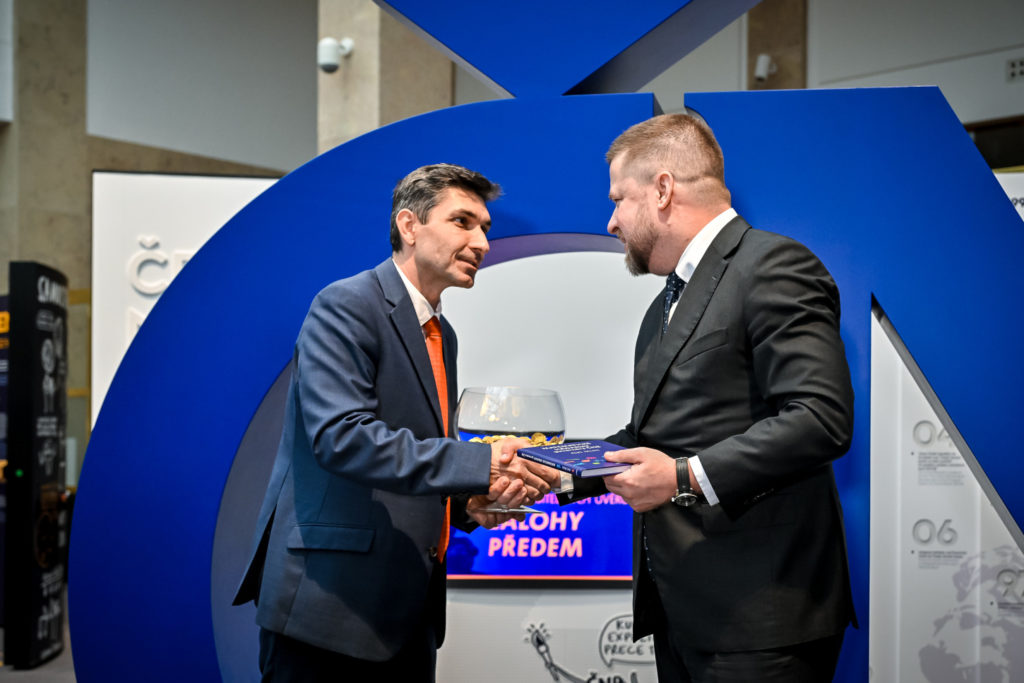 Guvernér ČNB Aleš Michl pokřtil knihu matematických hádanek v Návštěvnickém centru na Pražských Příkopech