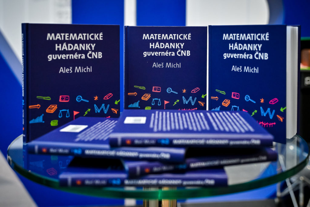 Guvernér ČNB Aleš Michl pokřtil knihu matematických hádanek v Návštěvnickém centru na Pražských Příkopech