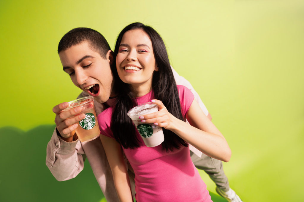 Letní sezonu na Pražských Příkopech zahájil oblíbený nápoj Starbucks Refresha