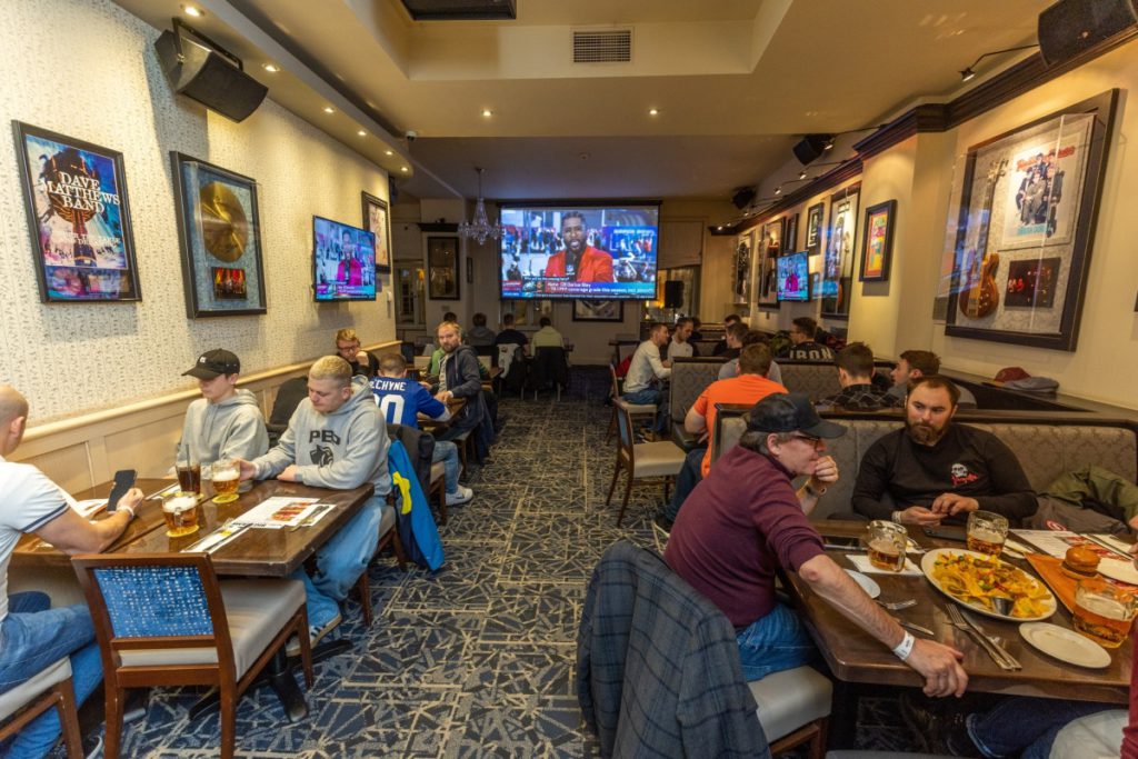 POZVÁNKA do Hard Rock Cafe Praha: Finále Super Bowl 2025 sledujte v centru Prahy