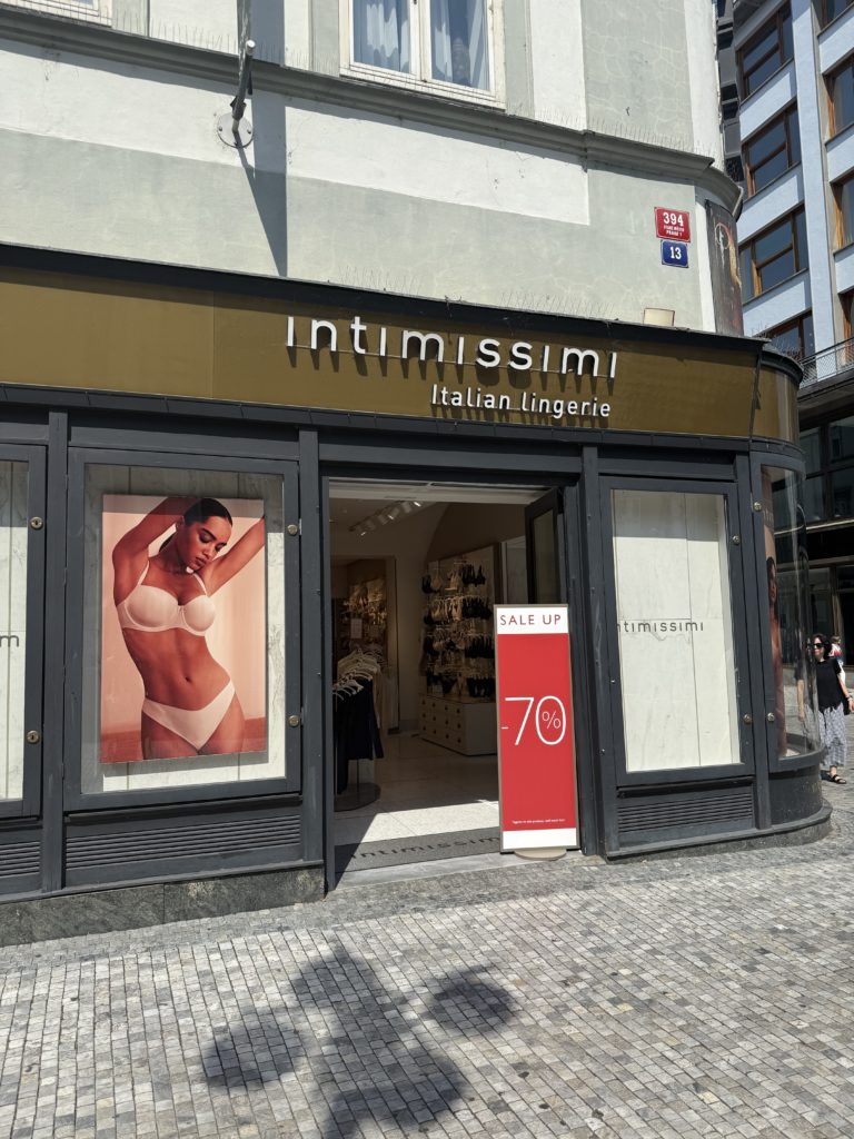 Lovci výhodných nákupů, zbystřete. Na Příkopech stále vládnou velké slevy