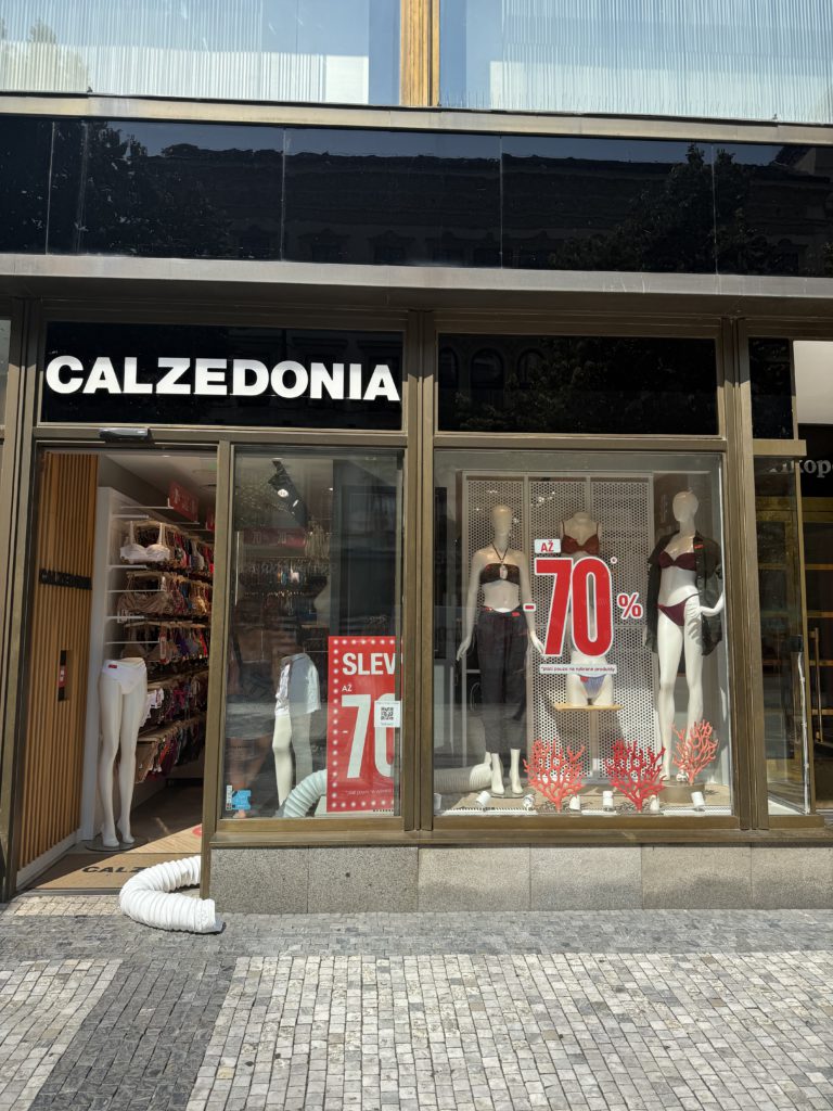 Lovci výhodných nákupů, zbystřete. Na Příkopech stále vládnou velké slevy