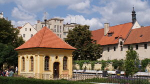 Františkánská zahrada s altánem a pohledem ke kostelu – archivní snímek