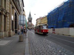 Tramvaj v Jindřišské ulici s Jindřišskou věží v pozadí, archivní fotografie