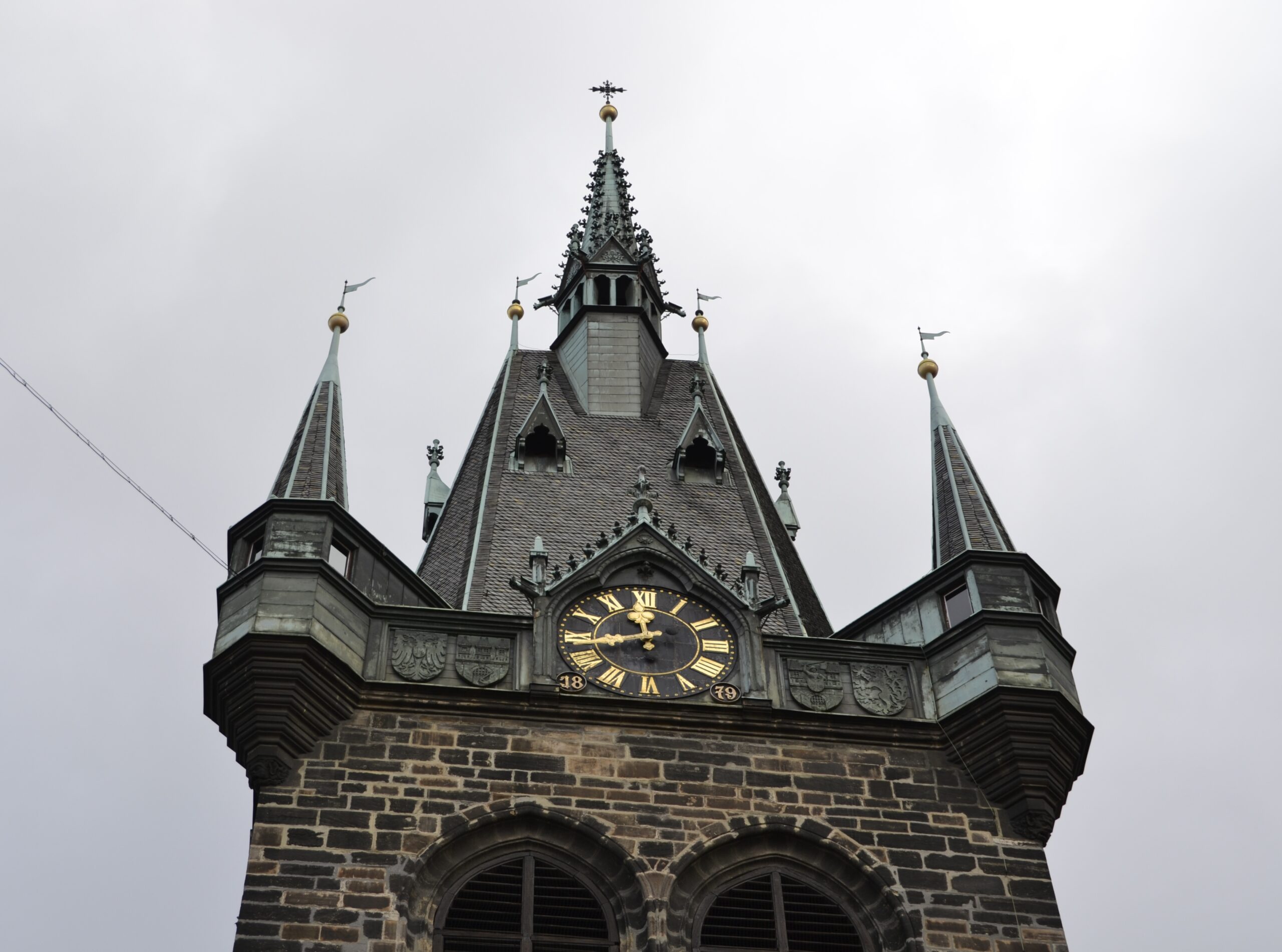 Detail horní části Jindřišské věže v Praze; fotografie exteriéru