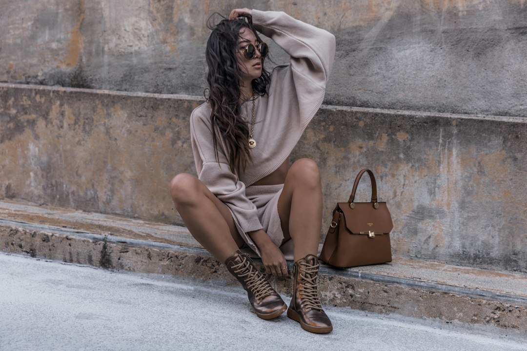 Pletený šat a kotníkové boty v podzimním outfitu