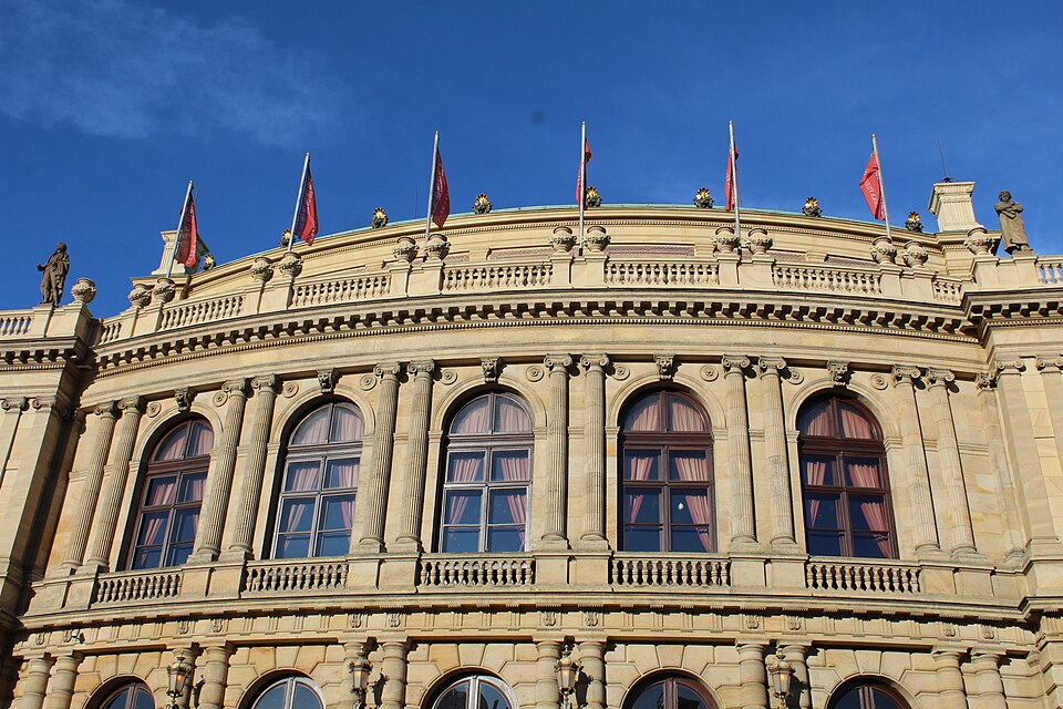 Detail oken, sloupů a sochařské výzdoby Rudolfina; archivní fotografie