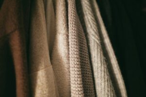 Struktury podzimních úpletů – ilustrační fotografie. Snímek nepředstavuje nabídku ani interiér butiku v Pařížské.